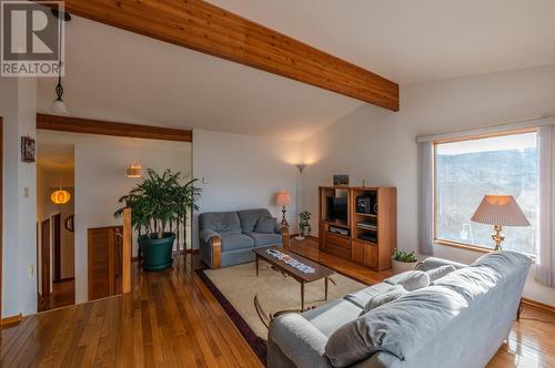 1021 Fleet Road, Penticton, BC - Indoor Photo Showing Living Room