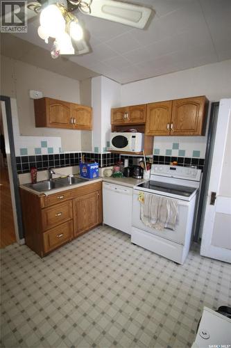 564 1St Street W, Shaunavon, SK - Indoor Photo Showing Kitchen With Double Sink