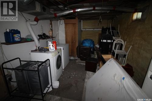 564 1St Street W, Shaunavon, SK - Indoor Photo Showing Laundry Room