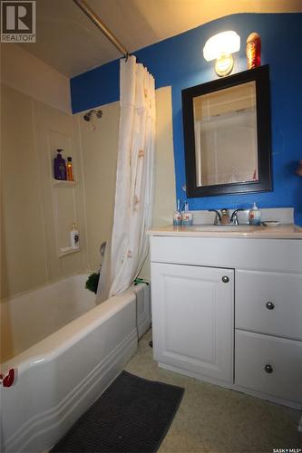 564 1St Street W, Shaunavon, SK - Indoor Photo Showing Bathroom