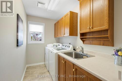 23 Tanner Dr, Pelham, ON - Indoor Photo Showing Laundry Room