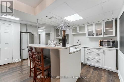 31 Stock Crt, Cambridge, ON - Indoor Photo Showing Kitchen With Upgraded Kitchen