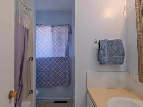 401 Meikle Avenue, Kelowna, BC - Indoor Photo Showing Bathroom