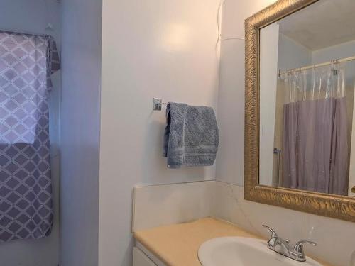 401 Meikle Avenue, Kelowna, BC - Indoor Photo Showing Bathroom