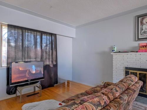 401 Meikle Avenue, Kelowna, BC - Indoor With Fireplace