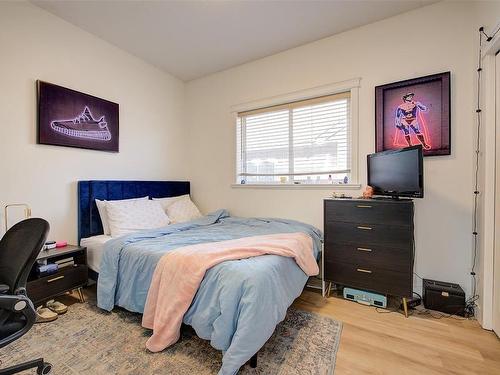 1374 Mcinnes Avenue, Kelowna, BC - Indoor Photo Showing Bedroom