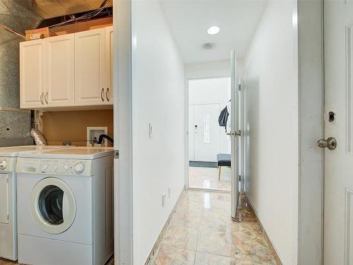 1374 Mcinnes Avenue, Kelowna, BC - Indoor Photo Showing Laundry Room