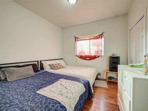 1374 Mcinnes Avenue, Kelowna, BC - Indoor Photo Showing Bedroom