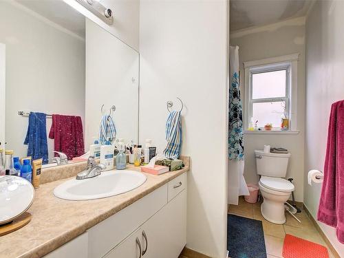 1374 Mcinnes Avenue, Kelowna, BC - Indoor Photo Showing Bathroom