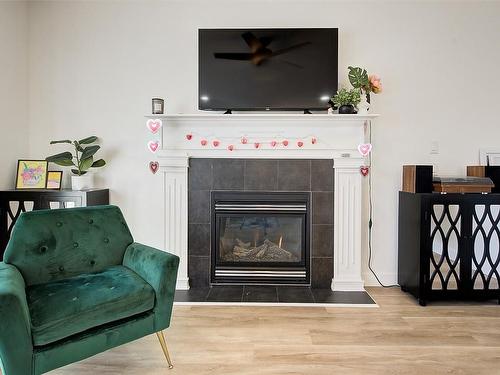 1374 Mcinnes Avenue, Kelowna, BC - Indoor Photo Showing Living Room With Fireplace