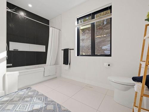 2890 Outlook Way, Naramata, BC - Indoor Photo Showing Bathroom