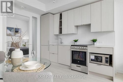 5207 - 3883 Quartz Road, Mississauga, ON - Indoor Photo Showing Kitchen