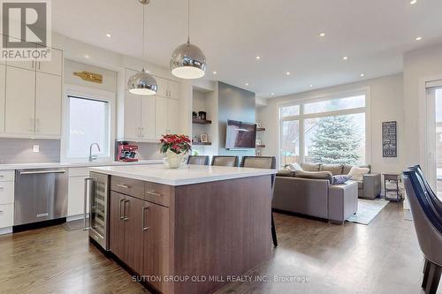1086 Gardner Avenue, Mississauga, ON - Indoor Photo Showing Kitchen With Upgraded Kitchen