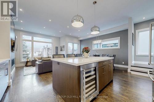 1086 Gardner Avenue, Mississauga, ON - Indoor Photo Showing Kitchen With Upgraded Kitchen