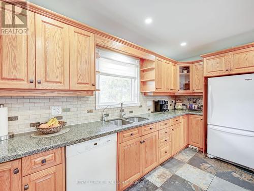 35 Peru Rd, Milton, ON - Indoor Photo Showing Kitchen With Double Sink