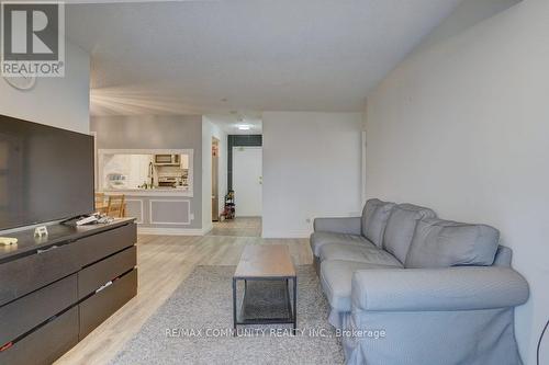 #811 -285 Enfield Pl, Mississauga, ON - Indoor Photo Showing Living Room