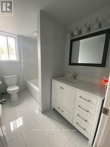 331 Sidney St, Belleville, ON - Indoor Photo Showing Bathroom
