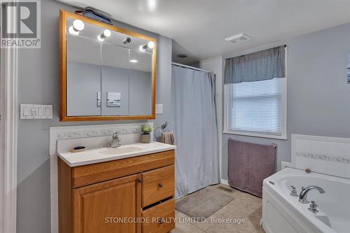 30 Lawrence St S, Kawartha Lakes, ON - Indoor Photo Showing Bathroom