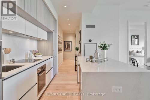 #804 -151 Avenue Rd, Toronto, ON - Indoor Photo Showing Kitchen With Upgraded Kitchen