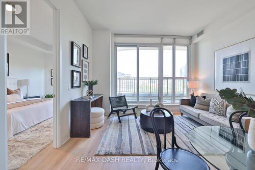 #804 -151 Avenue Rd, Toronto, ON - Indoor Photo Showing Living Room