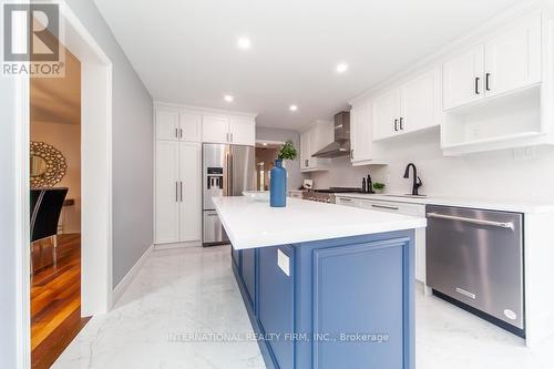 11 Coates Crescent, Richmond Hill, ON - Indoor Photo Showing Kitchen With Upgraded Kitchen