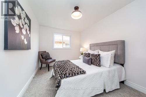11 Coates Crescent, Richmond Hill, ON - Indoor Photo Showing Bedroom
