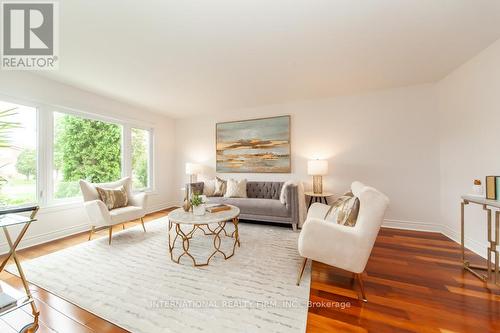 11 Coates Crescent, Richmond Hill, ON - Indoor Photo Showing Living Room