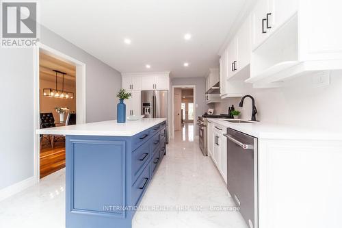 11 Coates Crescent, Richmond Hill, ON - Indoor Photo Showing Kitchen With Upgraded Kitchen