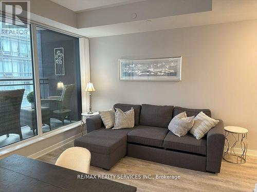 408 - 17 Dundonald Street, Toronto, ON - Indoor Photo Showing Living Room