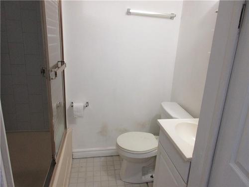 205 Kenilworth Avenue N, Hamilton, ON - Indoor Photo Showing Bathroom