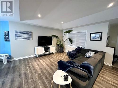 35 Dustin Drive, Petawawa, ON - Indoor Photo Showing Living Room