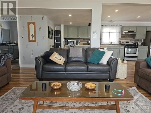 225 Johnson Bay Lane, Gananoque, ON - Indoor Photo Showing Living Room