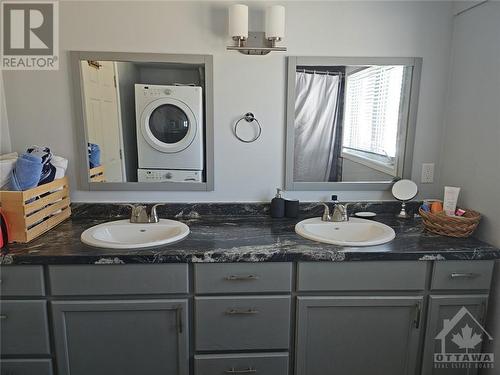 225 Johnson Bay Lane, Gananoque, ON - Indoor Photo Showing Bathroom