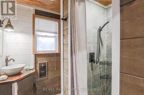 30 Jones Ave, Kawartha Lakes, ON - Indoor Photo Showing Bathroom