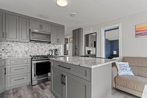 33 Dover Street, Dunnville, ON - Indoor Photo Showing Kitchen With Upgraded Kitchen