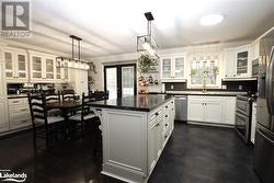 Beautiful Kitchen w/spacious Island seats 4 - 