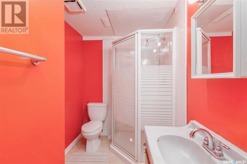 801 V Avenue N, Saskatoon, SK - Indoor Photo Showing Bathroom