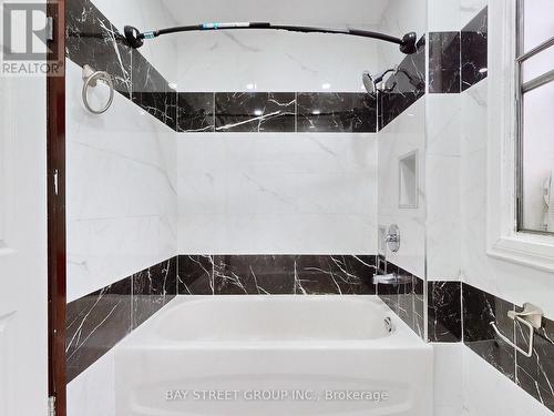 155 Stirton St, Hamilton, ON - Indoor Photo Showing Bathroom