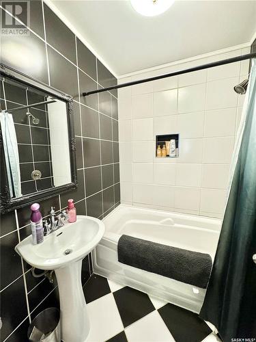 497 11Th Street E, Prince Albert, SK - Indoor Photo Showing Bathroom