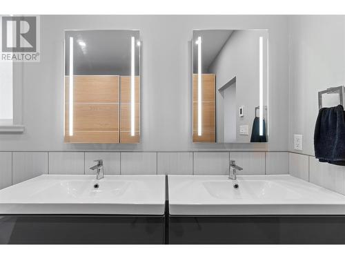 2990 20 Street Ne Unit# 9, Salmon Arm, BC - Indoor Photo Showing Bathroom