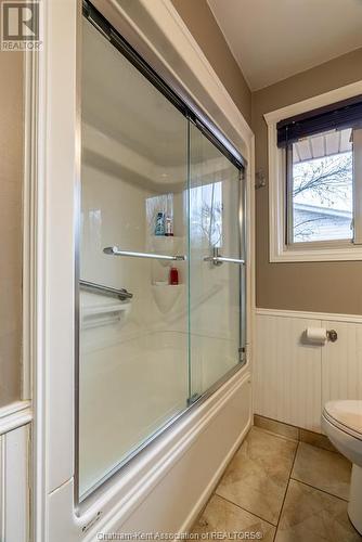 135 Berry Street, Chatham, ON - Indoor Photo Showing Bathroom
