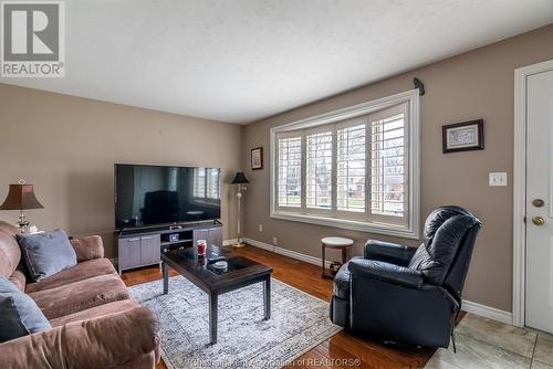 135 Berry Street, Chatham, ON - Indoor Photo Showing Living Room