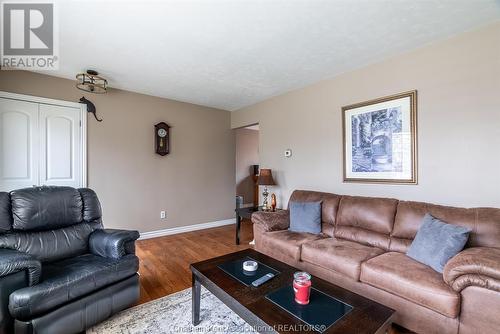 135 Berry Street, Chatham, ON - Indoor Photo Showing Living Room