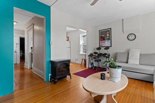 30 Jones Street, Hamilton, ON - Indoor Photo Showing Living Room