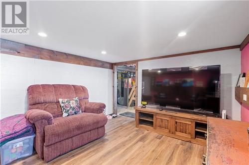 467 Ub 4 Road, Delta, ON - Indoor Photo Showing Living Room