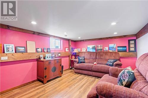 467 Ub 4 Road, Delta, ON - Indoor Photo Showing Living Room