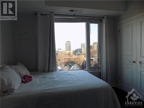 primary bedroom with a large window and a view - 238 Besserer Street Unit#905, Ottawa, ON - Indoor Photo Showing Bedroom