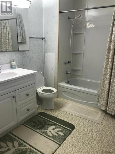 406 Pine St S, Timmins, ON - Indoor Photo Showing Bathroom