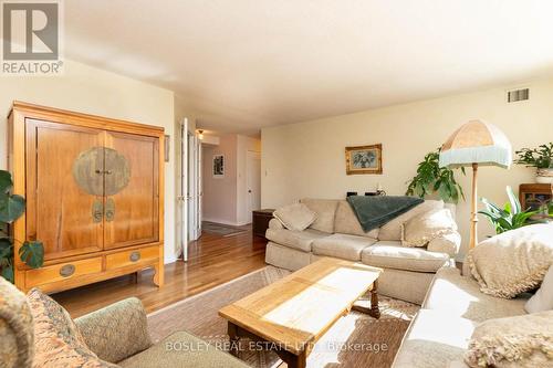 810 - 25 Maitland Street, Toronto, ON - Indoor Photo Showing Living Room