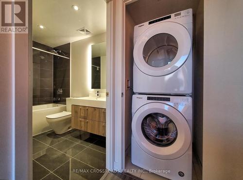 #3003 -1 Yorkville Ave, Toronto, ON - Indoor Photo Showing Laundry Room